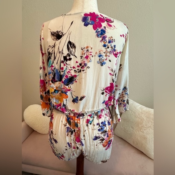 Umgee vibrant floral shorts romper 3/4 bell sleeve Tie belt Wrap front snap Sz M - Picture 7 of 8